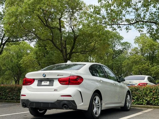 BMW 1 Series 2021 Restyling 120i M Sports Obsidian Night Edition interior photo 7 BMW 1 Series 2021 Restyling 120i M Sports Obsidian Night Edition interior photo 7
