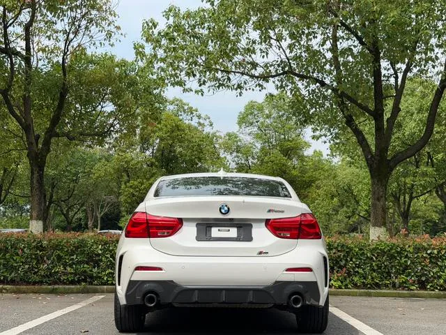 BMW 1 Series 2021 Restyling 120i M Sports Obsidian Night Edition interior photo 8 BMW 1 Series 2021 Restyling 120i M Sports Obsidian Night Edition interior photo 8