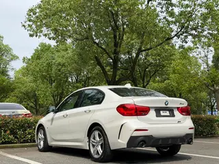 BMW 1 Series 2021 Restyling 120i M Sports Obsidian Night Edition interior photo 9 BMW 1 Series 2021 Restyling 120i M Sports Obsidian Night Edition interior photo 9