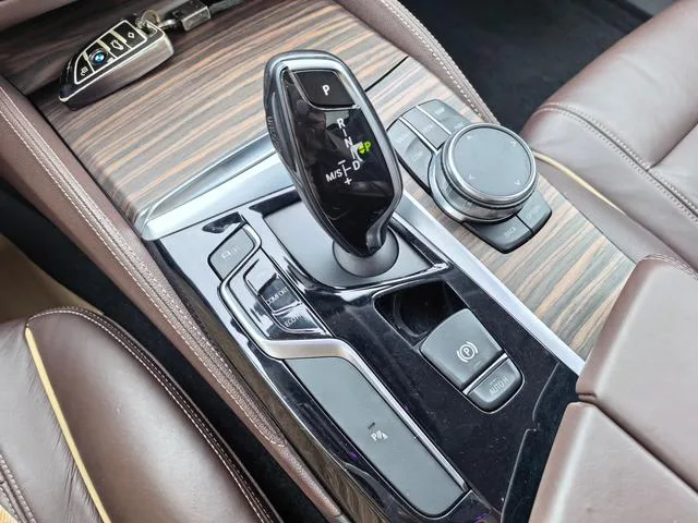 BMW 5 Series 2018 Модификация 530Li Лидирующий Роскошный набор интерьер фото 12 BMW 5 Series 2018 Модификация 530Li Лидирующий Роскошный набор интерьер фото 12