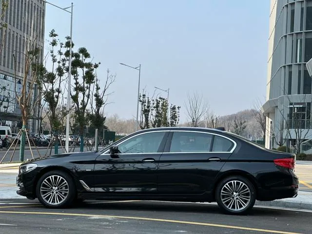 BMW 5 Series 2018 Модификация 530Li Премиум-класса Роскошный набор экстерьер фото 4 BMW 5 Series 2018 Модификация 530Li Премиум-класса Роскошный набор экстерьер фото 4