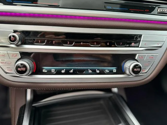 BMW 7 Series 2019 Mise à jour 730Li M Ensemble de sport intérieur photo 17 BMW 7 Series 2019 Mise à jour 730Li M Ensemble de sport intérieur photo 17
