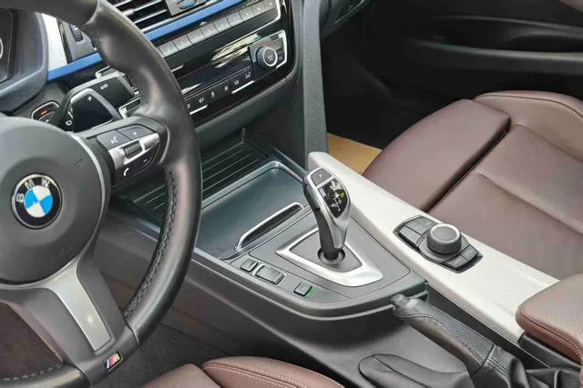 BMW 3 Series 2019 320i M Sports suit interior photo 13 BMW 3 Series 2019 320i M Sports suit interior photo 13