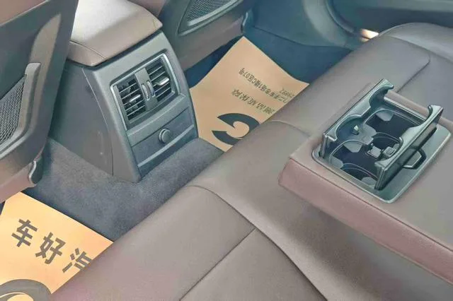 BMW 3 Series 2019 320i M Sports suit interior photo 14 BMW 3 Series 2019 320i M Sports suit interior photo 14