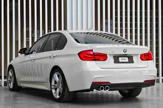 BMW 3 Series 2019 320i M Sports suit interior photo 16 BMW 3 Series 2019 320i M Sports suit interior photo 16