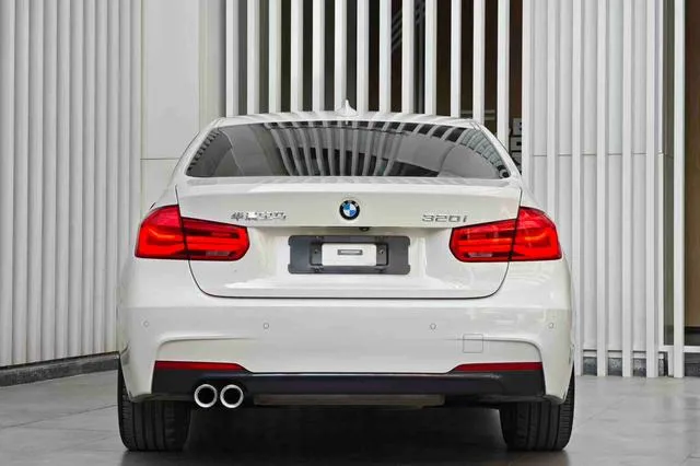 BMW 3 Series 2019 320i M Sports suit interior photo 17 BMW 3 Series 2019 320i M Sports suit interior photo 17