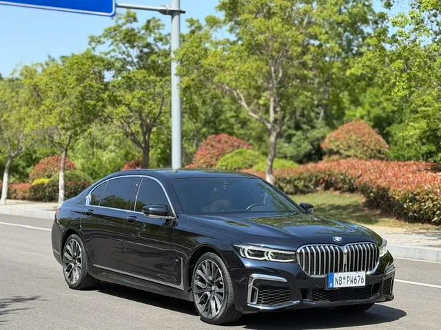 BMW 7 Series 2021 740Li Líder M Conjunto deportivo exterior foto 3 BMW 7 Series 2021 740Li Líder M Conjunto deportivo exterior foto 3