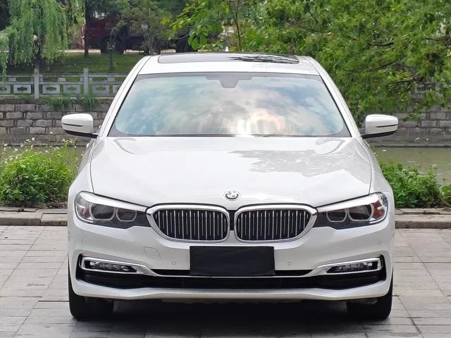 BMW 5 Series 2018 530Li xDrive Traje de lujo exterior foto 2 BMW 5 Series 2018 530Li xDrive Traje de lujo exterior foto 2