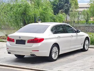 BMW 5 Series 2018 530Li xDrive Traje de lujo exterior foto 4 BMW 5 Series 2018 530Li xDrive Traje de lujo exterior foto 4