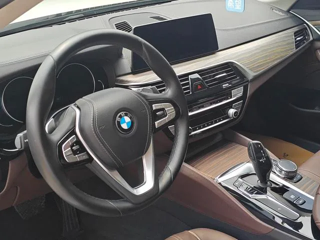 BMW 5 Series 2018 530Li xDrive Traje de lujo exterior foto 8 BMW 5 Series 2018 530Li xDrive Traje de lujo exterior foto 8