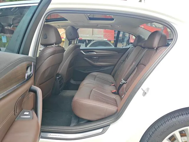 BMW 5 Series 2018 530Li xDrive Traje de lujo interior foto 11 BMW 5 Series 2018 530Li xDrive Traje de lujo interior foto 11
