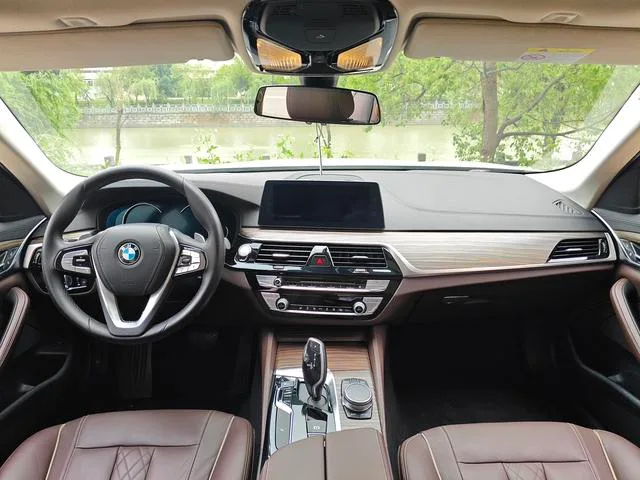 BMW 5 Series 2018 530Li xDrive Traje de lujo interior foto 13 BMW 5 Series 2018 530Li xDrive Traje de lujo interior foto 13