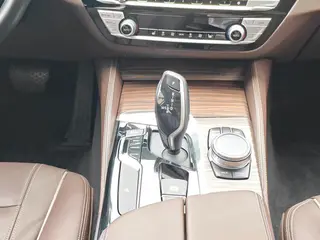BMW 5 Series 2018 530Li xDrive Traje de lujo interior foto 16 BMW 5 Series 2018 530Li xDrive Traje de lujo interior foto 16