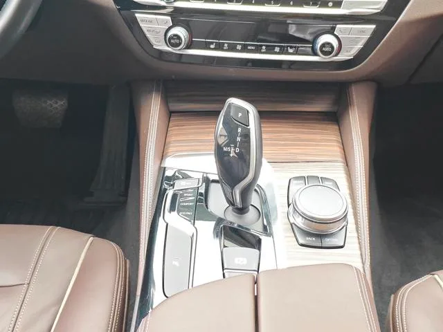 BMW 5 Series 2018 530Li xDrive Traje de lujo interior foto 16 BMW 5 Series 2018 530Li xDrive Traje de lujo interior foto 16