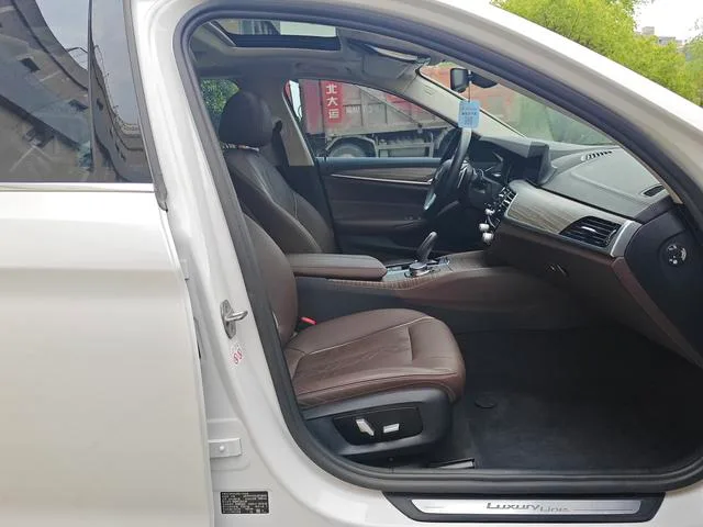 BMW 5 Series 2018 530Li xDrive Traje de lujo interior foto 19 BMW 5 Series 2018 530Li xDrive Traje de lujo interior foto 19