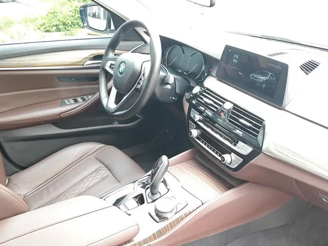 BMW 5 Series 2018 530Li xDrive Traje de lujo interior foto 20 BMW 5 Series 2018 530Li xDrive Traje de lujo interior foto 20