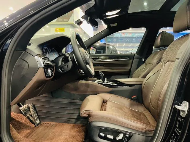 BMW 6 Series GT 2018 640i xDrive M Ensemble de sport extérieur photo 3 BMW 6 Series GT 2018 640i xDrive M Ensemble de sport extérieur photo 3