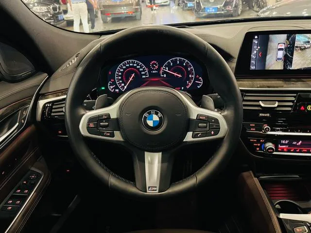 BMW 6 Series GT 2018 640i xDrive M Ensemble de sport extérieur photo 6 BMW 6 Series GT 2018 640i xDrive M Ensemble de sport extérieur photo 6