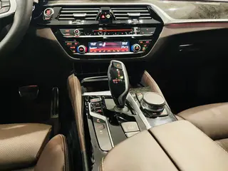 BMW 6 Series GT 2018 640i xDrive M Ensemble de sport extérieur photo 8 BMW 6 Series GT 2018 640i xDrive M Ensemble de sport extérieur photo 8