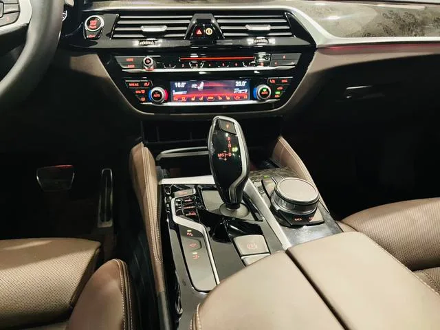 BMW 6 Series GT 2018 640i xDrive M Ensemble de sport extérieur photo 8 BMW 6 Series GT 2018 640i xDrive M Ensemble de sport extérieur photo 8