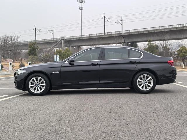 BMW 5 Series 2017 520Li Estilo elegante exterior foto 3 BMW 5 Series 2017 520Li Estilo elegante exterior foto 3