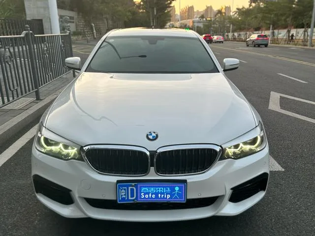 BMW 5 Series 2018 Reforma 530Li Líder M Conjunto deportivo exterior foto 2 BMW 5 Series 2018 Reforma 530Li Líder M Conjunto deportivo exterior foto 2