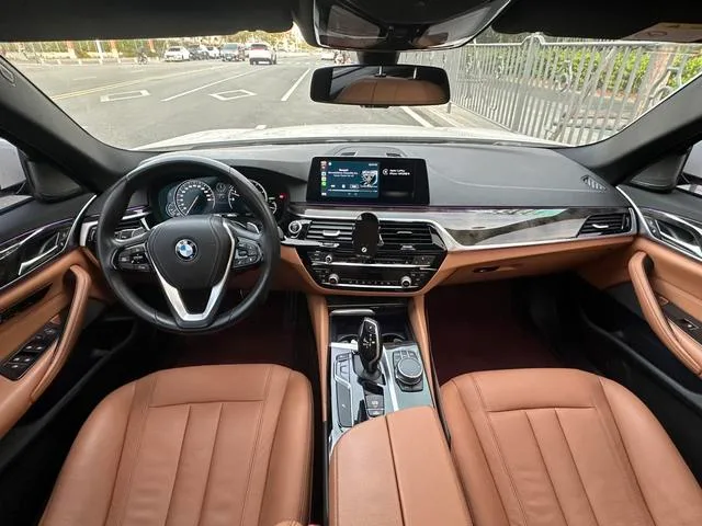 BMW 5 Series 2018 Reforma 530Li Líder M Conjunto deportivo exterior foto 9 BMW 5 Series 2018 Reforma 530Li Líder M Conjunto deportivo exterior foto 9