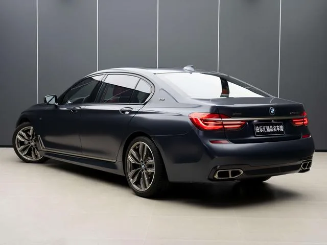 BMW 7 Series 2018 M760Li xDrive exterior photo 4 BMW 7 Series 2018 M760Li xDrive exterior photo 4