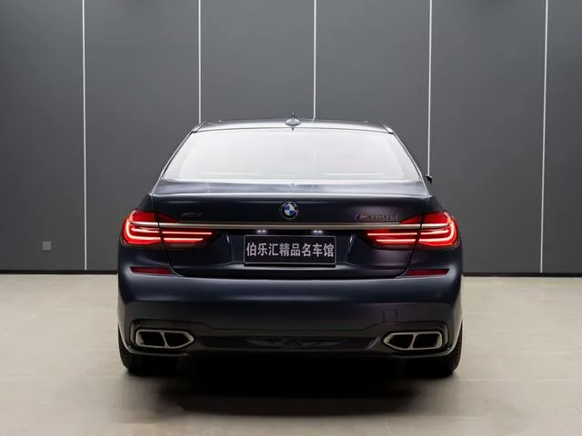 BMW 7 Series 2018 M760Li xDrive exterior photo 6 BMW 7 Series 2018 M760Li xDrive exterior photo 6