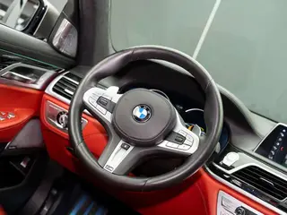 BMW 7 Series 2018 M760Li xDrive interior photo 16 BMW 7 Series 2018 M760Li xDrive interior photo 16