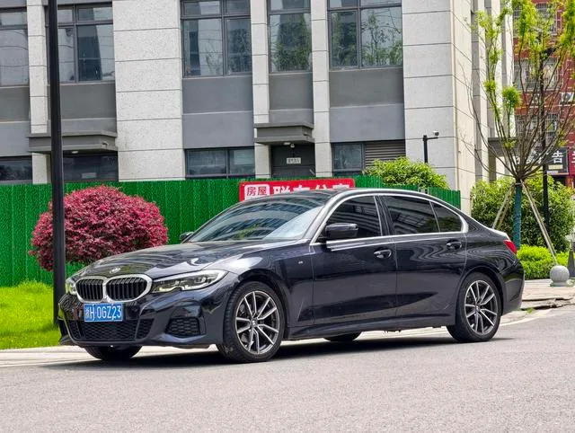 BMW 3 Series 2021 Mise à jour 325Li M Ensemble de sport extérieur photo 1 BMW 3 Series 2021 Mise à jour 325Li M Ensemble de sport extérieur photo 1