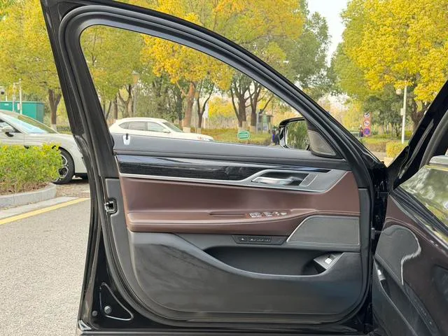 BMW 7 Series 2021 730Li M Conjunto deportivo interior foto 12 BMW 7 Series 2021 730Li M Conjunto deportivo interior foto 12