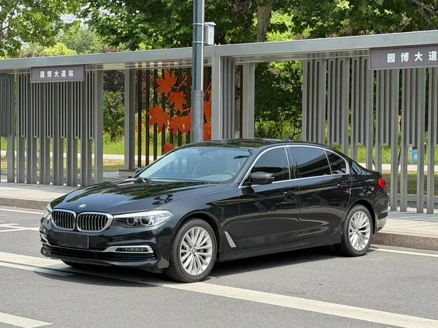 BMW 5 Series 2019 530Li Líder Traje de lujo exterior foto 1 BMW 5 Series 2019 530Li Líder Traje de lujo exterior foto 1