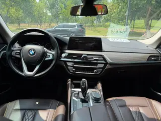 BMW 5 Series 2019 530Li Líder Traje de lujo exterior foto 4 BMW 5 Series 2019 530Li Líder Traje de lujo exterior foto 4