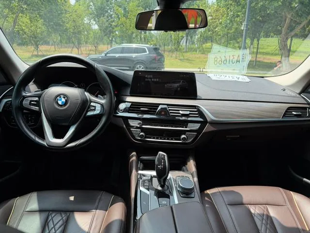 BMW 5 Series 2019 530Li Líder Traje de lujo exterior foto 4 BMW 5 Series 2019 530Li Líder Traje de lujo exterior foto 4