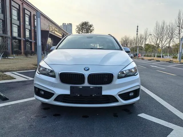 BMW 2 Series Touring 2016 218i Estilo de moda exterior foto 2 BMW 2 Series Touring 2016 218i Estilo de moda exterior foto 2