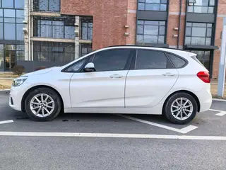 BMW 2 Series Touring 2016 218i Estilo de moda exterior foto 4 BMW 2 Series Touring 2016 218i Estilo de moda exterior foto 4