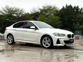 BMW 1 Series 2019 118i M Спортивный костюм экстерьер фото 3 BMW 1 Series 2019 118i M Спортивный костюм экстерьер фото 3