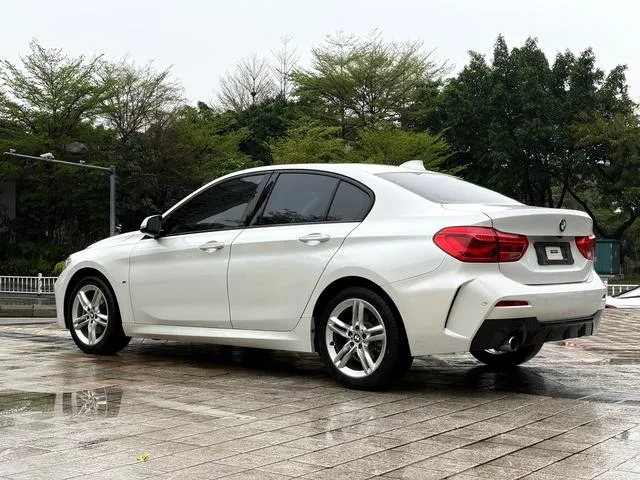 BMW 1 Series 2019 118i M Спортивный костюм экстерьер фото 4 BMW 1 Series 2019 118i M Спортивный костюм экстерьер фото 4