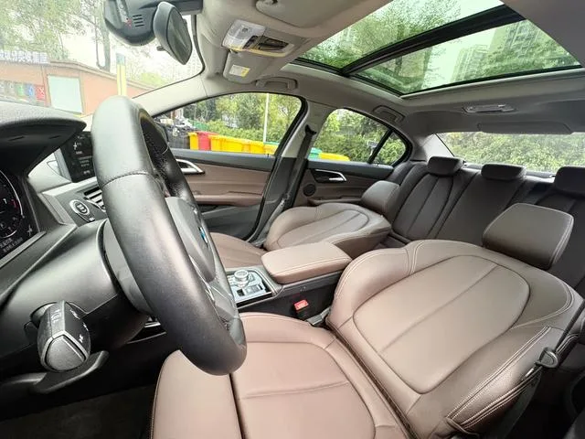 BMW 1 Series 2019 118i M Спортивный костюм интерьер фото 11 BMW 1 Series 2019 118i M Спортивный костюм интерьер фото 11
