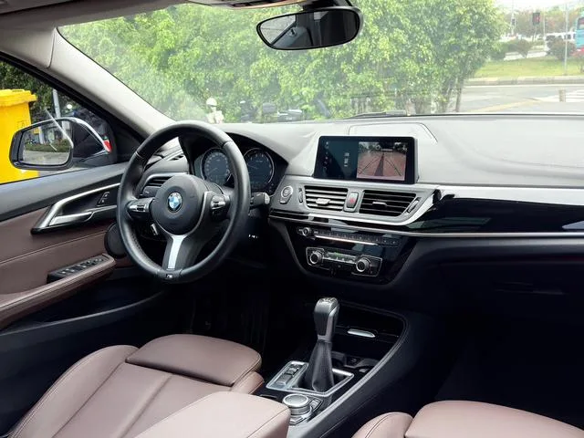 BMW 1 Series 2019 118i M Спортивный костюм интерьер фото 12 BMW 1 Series 2019 118i M Спортивный костюм интерьер фото 12