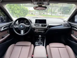 BMW 1 Series 2019 118i M Спортивный костюм интерьер фото 13 BMW 1 Series 2019 118i M Спортивный костюм интерьер фото 13