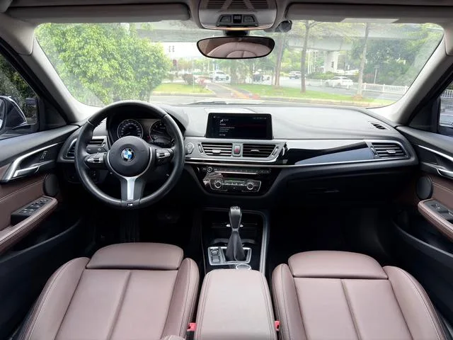 BMW 1 Series 2019 118i M Спортивный костюм интерьер фото 13 BMW 1 Series 2019 118i M Спортивный костюм интерьер фото 13