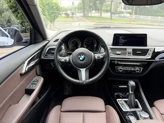 BMW 1 Series 2019 118i M Спортивный костюм интерьер фото 14 BMW 1 Series 2019 118i M Спортивный костюм интерьер фото 14