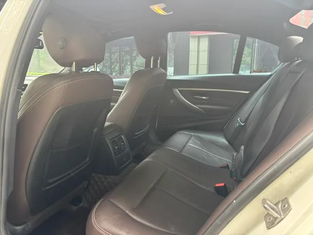 BMW 3 Series 2019 320i M Sports Obsidian Night Edition interior photo 12 BMW 3 Series 2019 320i M Sports Obsidian Night Edition interior photo 12