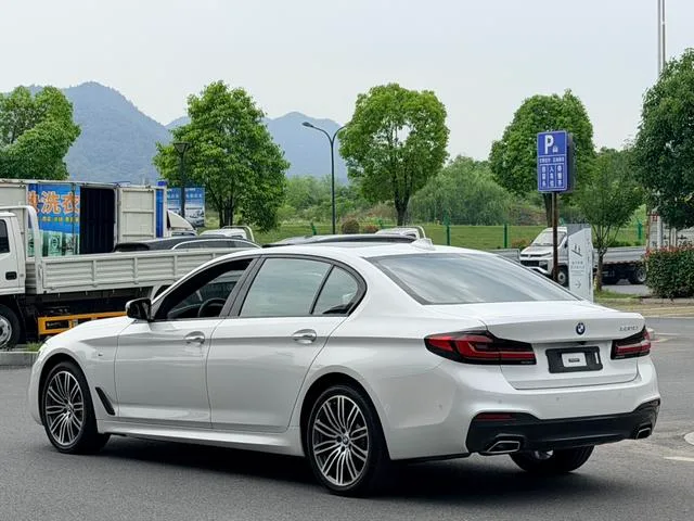BMW 5 Series 2018 Restyling 530Li Leading Type M Sports suit exterior photo 6 BMW 5 Series 2018 Restyling 530Li Leading Type M Sports suit exterior photo 6