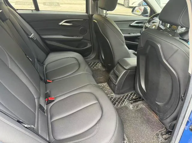 BMW 1 Series 2019 118i M Conjunto deportivo exterior foto 4 BMW 1 Series 2019 118i M Conjunto deportivo exterior foto 4