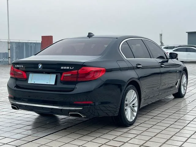 BMW 5 Series 2018 525Li Traje de lujo interior foto 6 BMW 5 Series 2018 525Li Traje de lujo interior foto 6