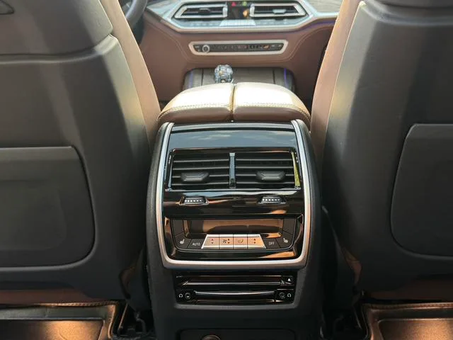 BMW X7 2021 xDrive40i Administrative M Sports suit interior photo 12