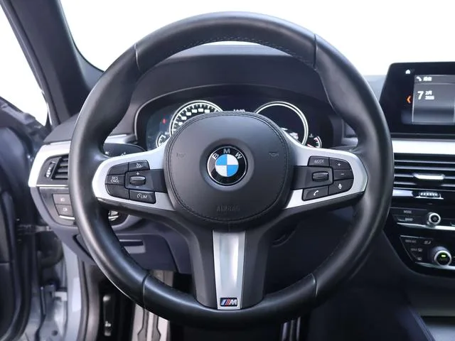 BMW 5 Series 2018 525i M Sports suit interior photo 17 BMW 5 Series 2018 525i M Sports suit interior photo 17